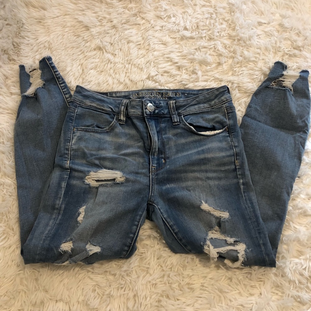 American Eagle High Rise Ripped Lightwash Jeans
